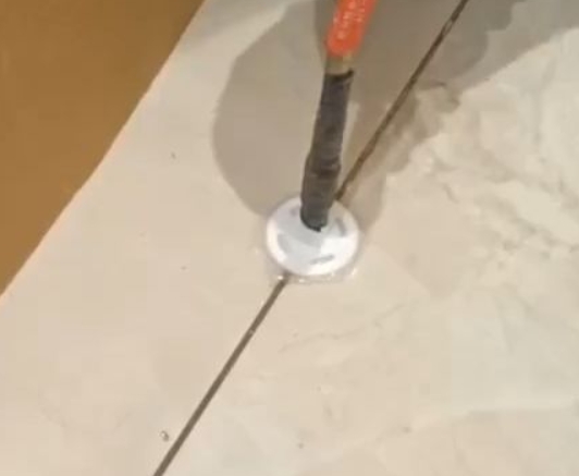 潜江瓷砖空鼓维修公司专业解答瓷砖在铺贴过程中，如果没有涂抹均匀到位的粘结材料（如水泥砂浆或瓷砖胶），可能会导致以下问题