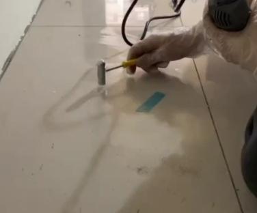 潜江瓷砖开裂维修公司专业分享瓷砖在铺贴前如果没有沥干水分，将会导致以下问题